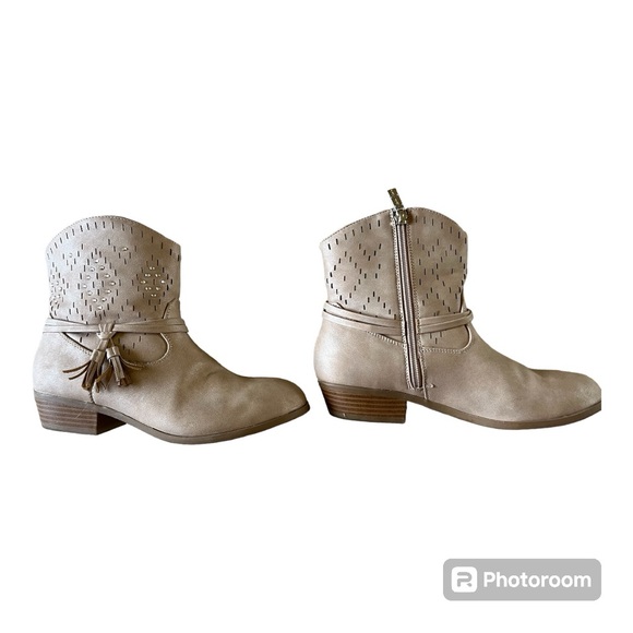 Jessica Simpson Size 5 Short Boots with small heel - Picture 3 of 7
